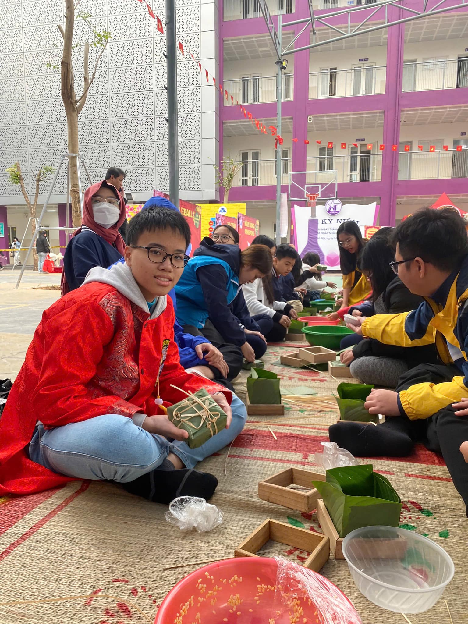 Có thể là hình ảnh về 4 người và văn bản