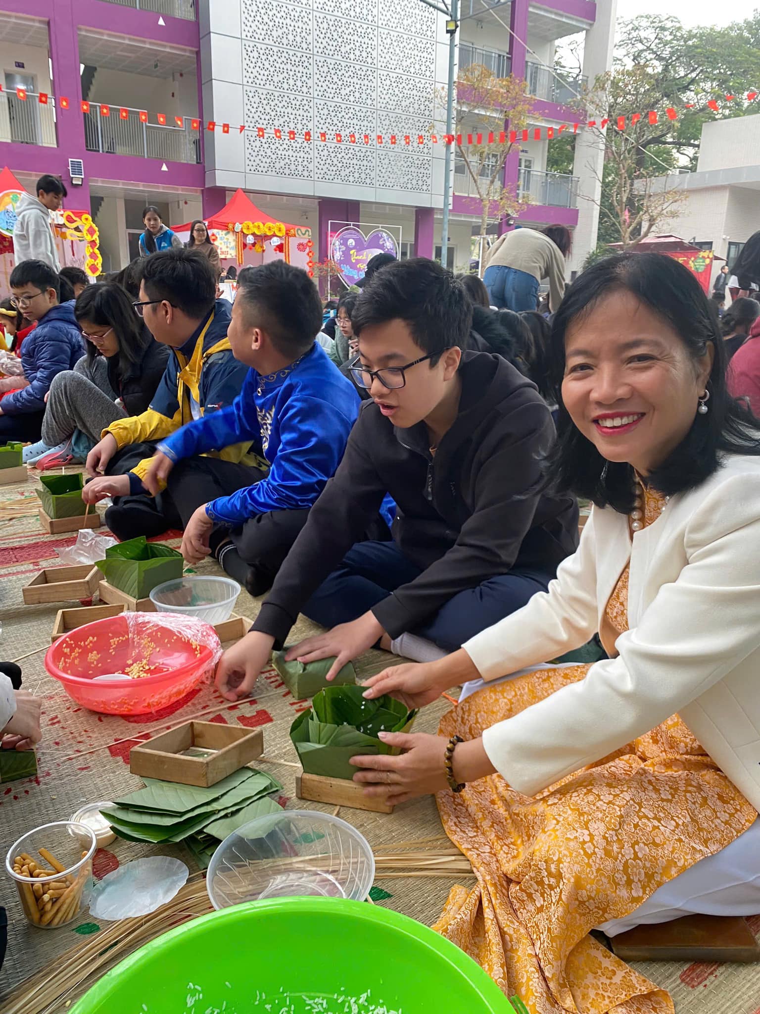 Có thể là hình ảnh về 4 người