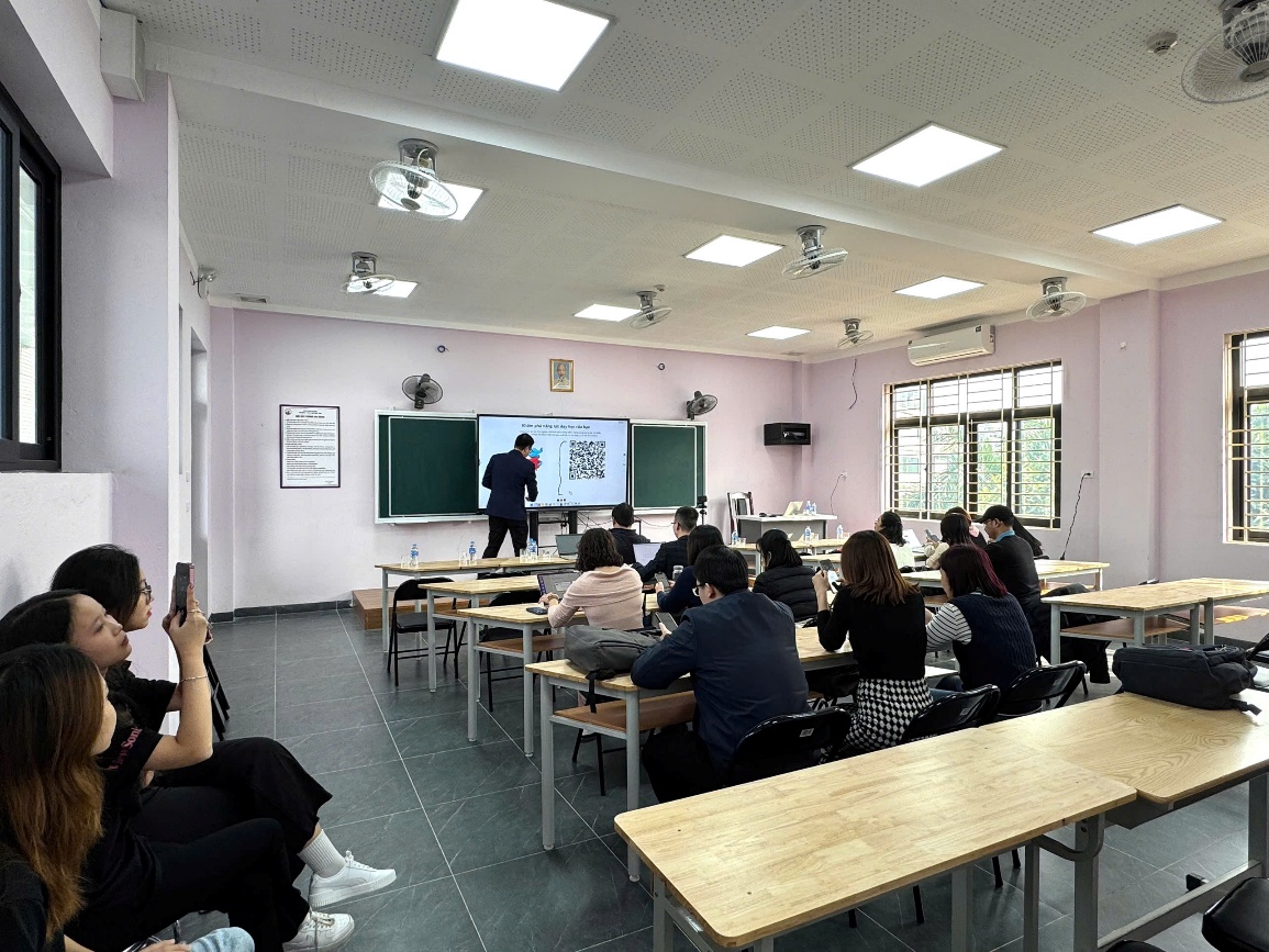 A group of people in a classroom

AI-generated content may be incorrect.