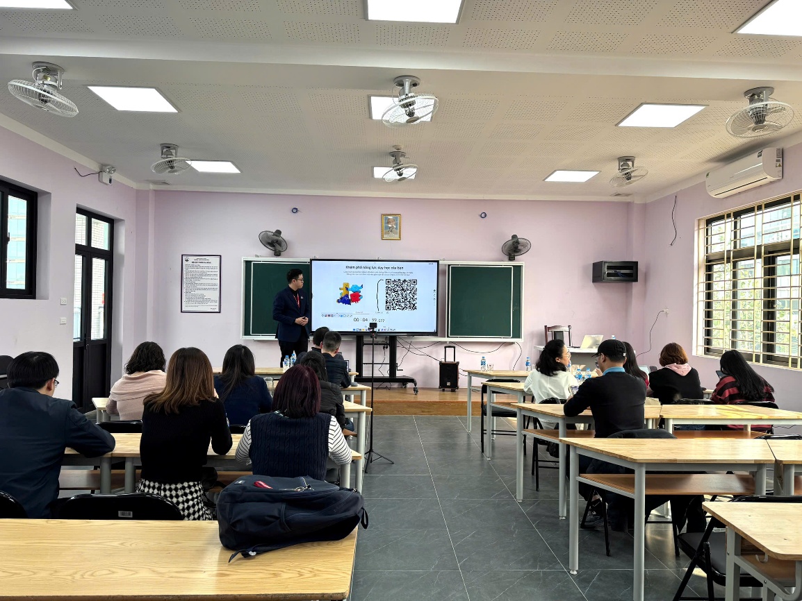 A classroom with a group of people

AI-generated content may be incorrect.