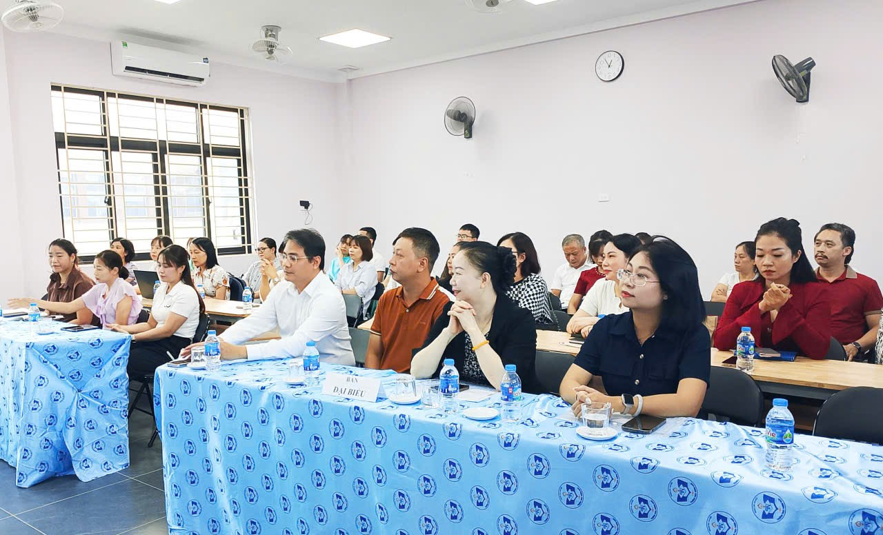 Một nhóm người ngồi ở bàn

Mô tả được tạo tự động