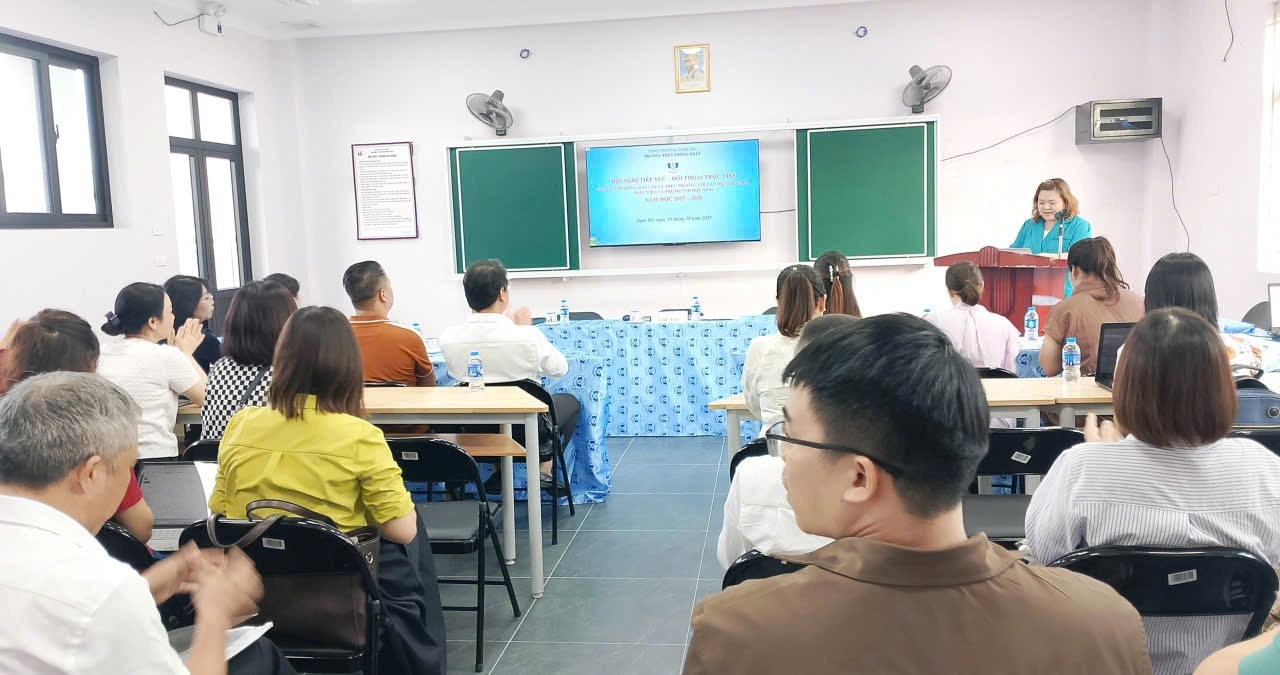 A group of people in a classroom

Description automatically generated