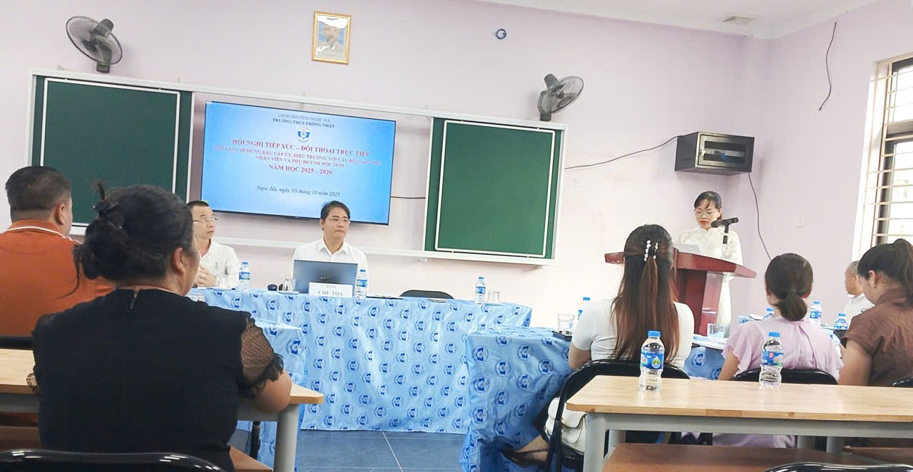 A group of people sitting at tables in a room

Description automatically generated