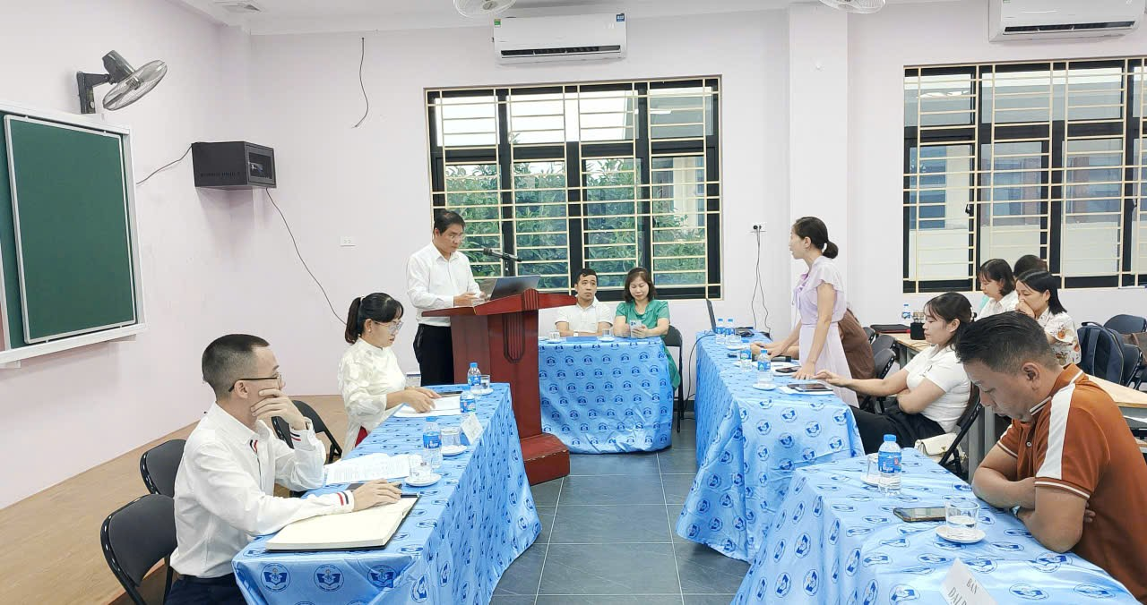 A group of people in a room

Description automatically generated