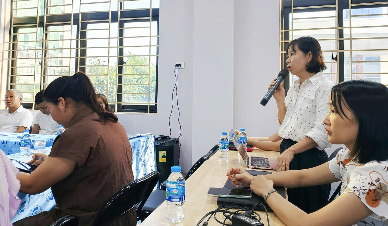 A person speaking into a microphone

Description automatically generated