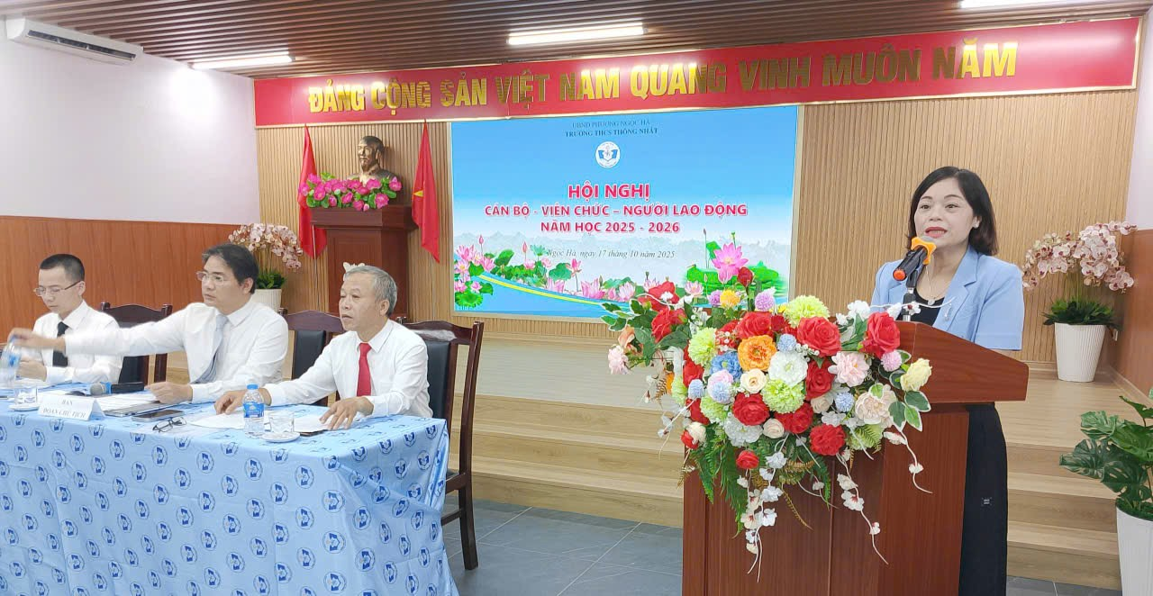 A person and person sitting at a podium

Description automatically generated