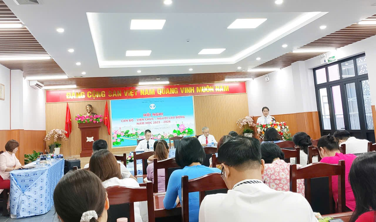 A group of people sitting in chairs

Description automatically generated