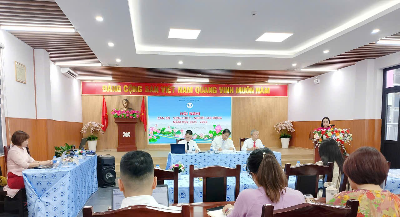 A group of people sitting at a table

Description automatically generated