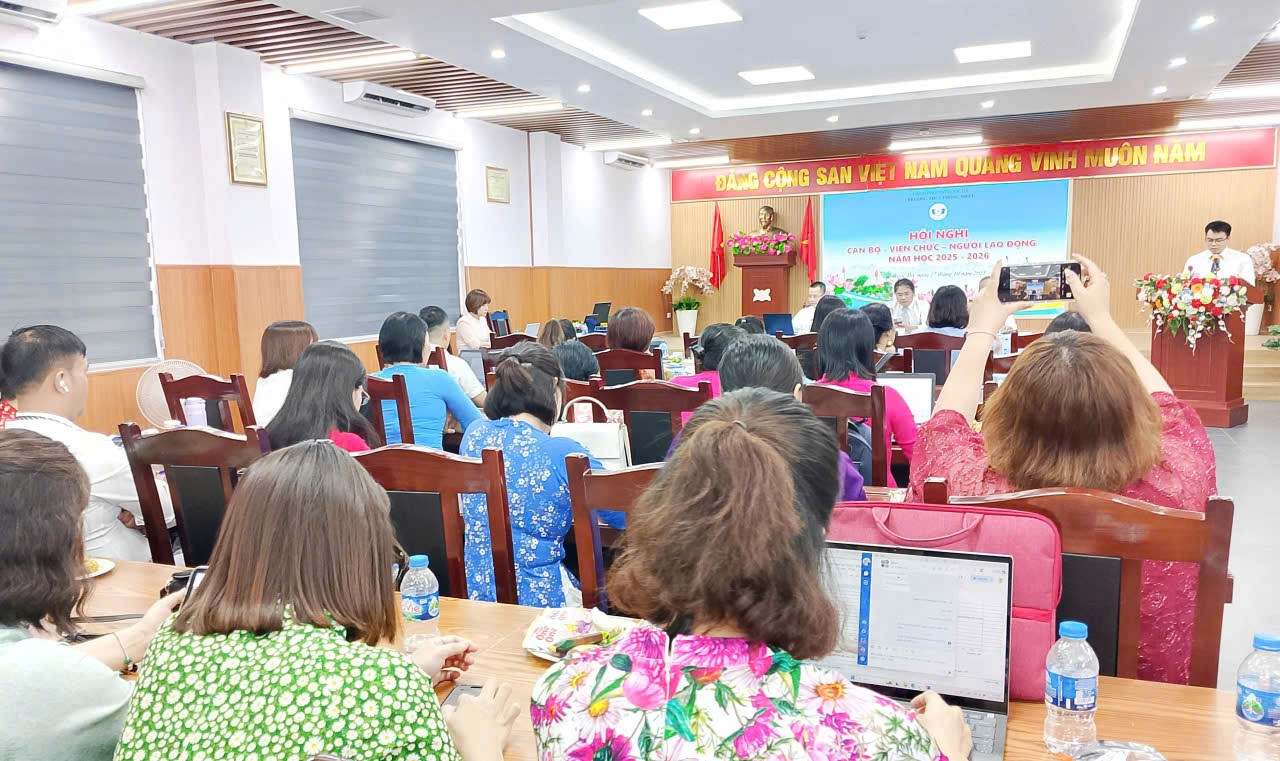 A group of people in a room

Description automatically generated