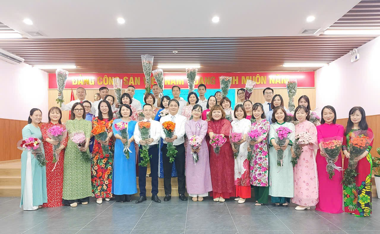 A group of people holding flowers

Description automatically generated