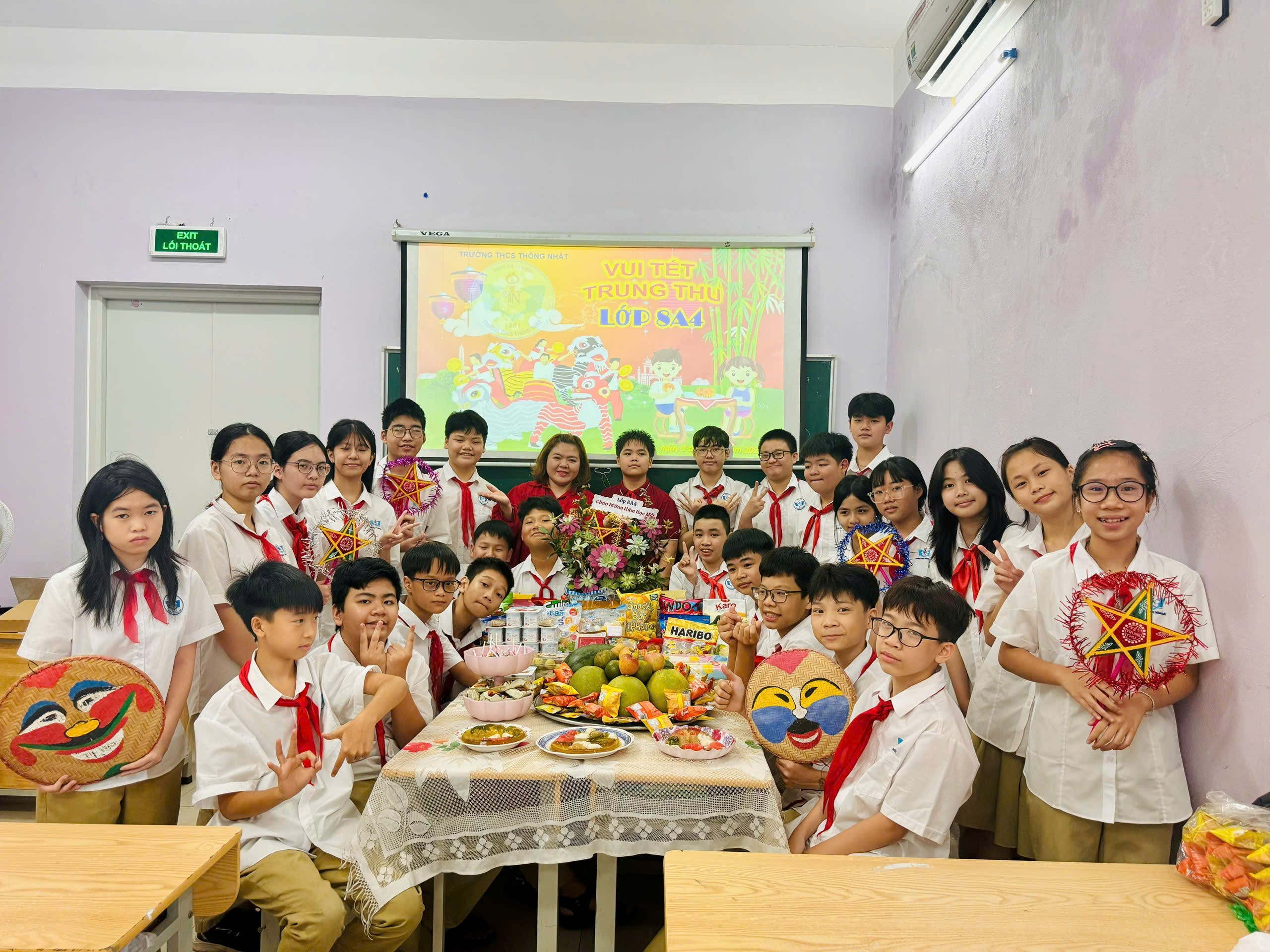 A group of people in a classroom

Description automatically generated