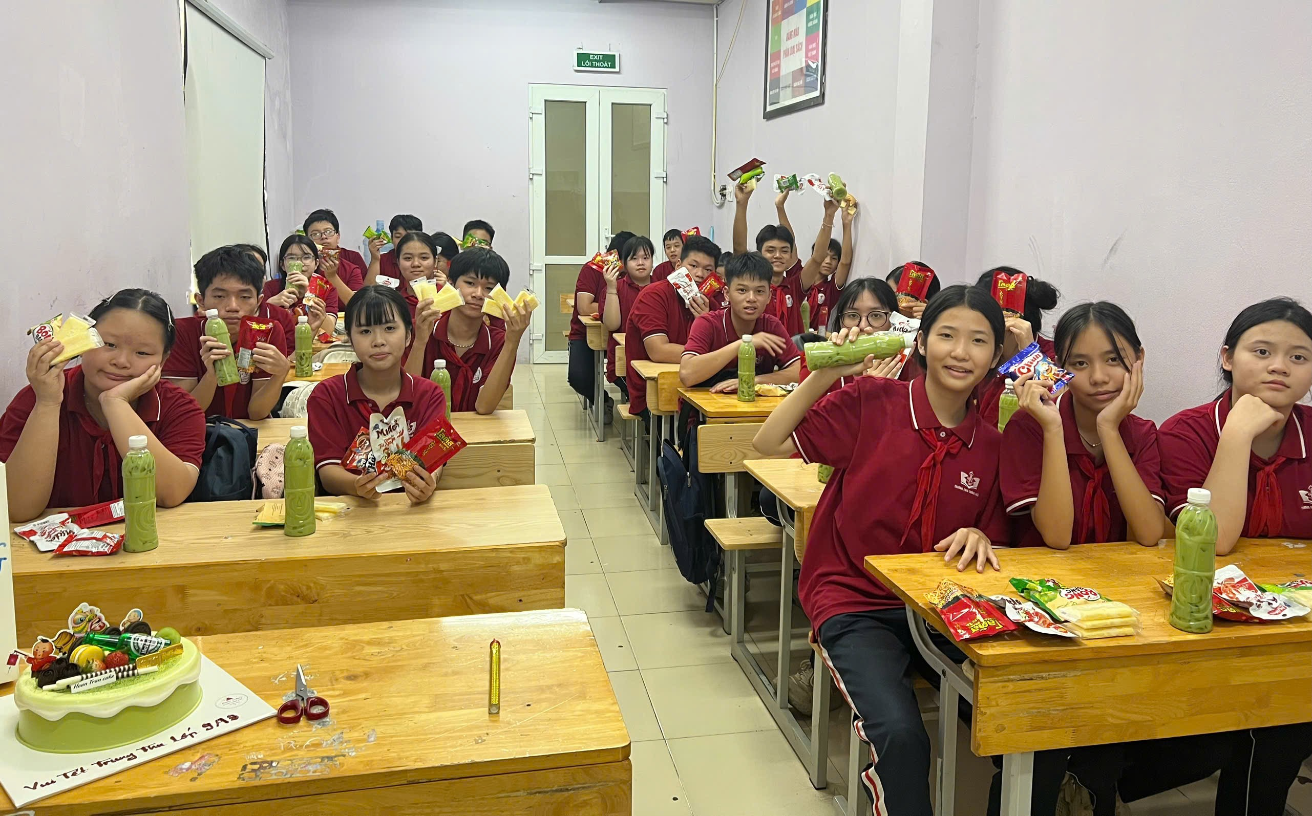 A group of students in a classroom

Description automatically generated