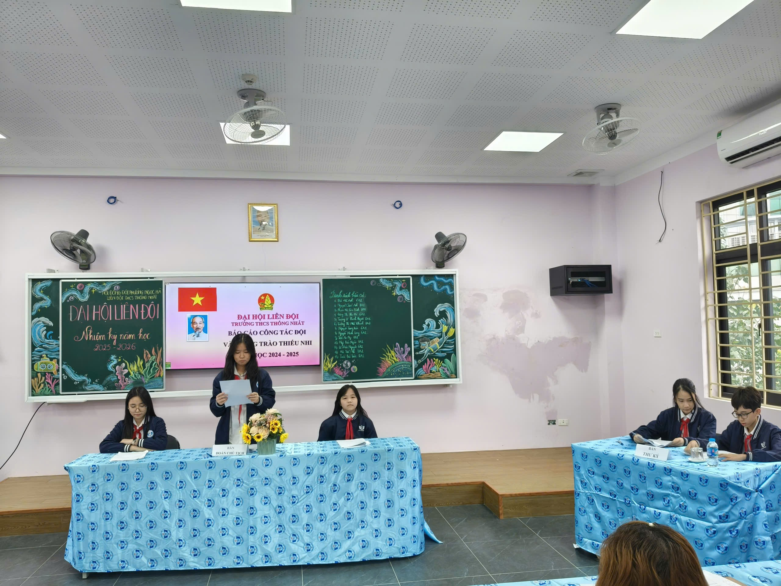 A group of people sitting at tables in a room

Description automatically generated