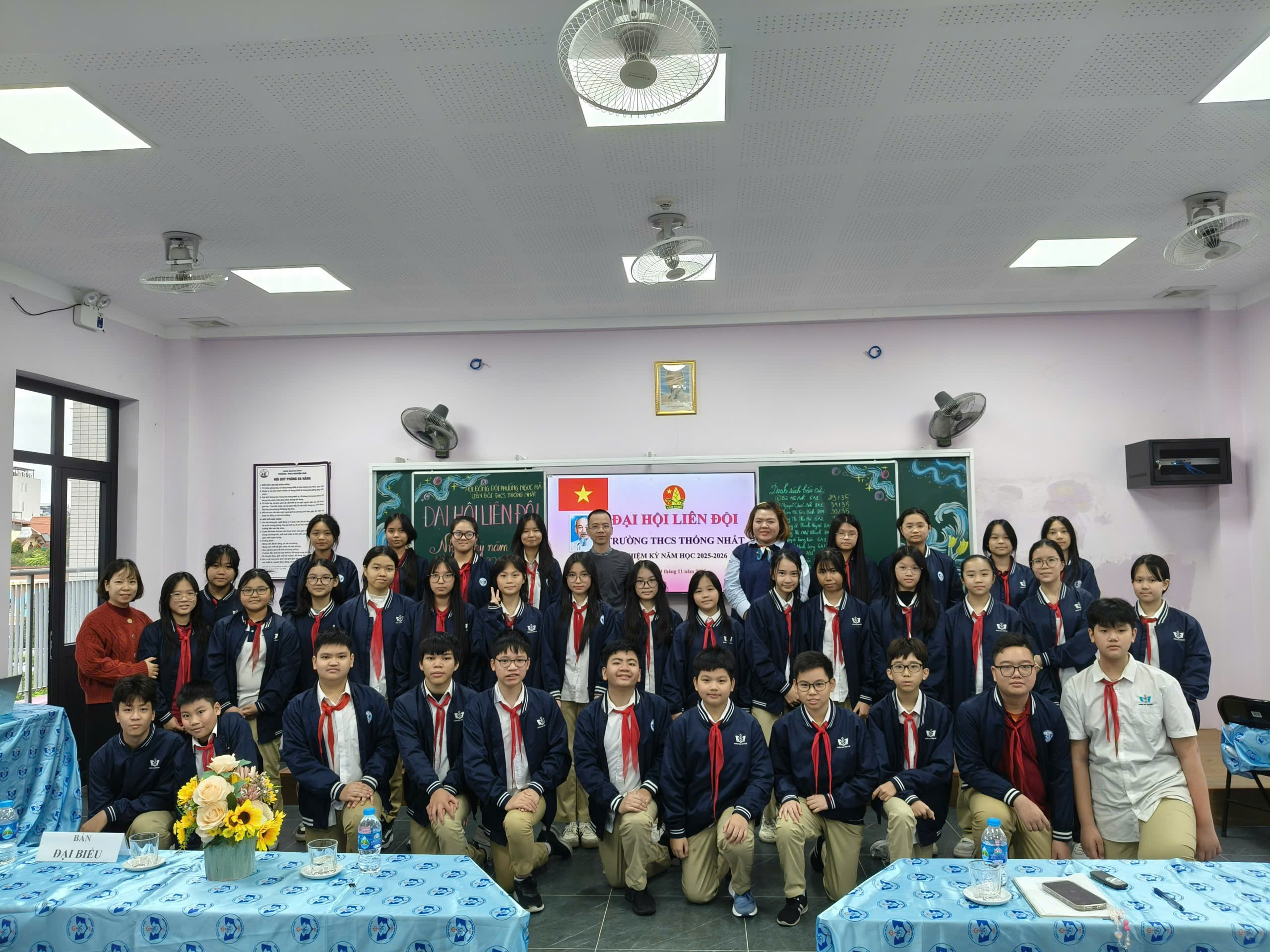 A group of people in a classroom

Description automatically generated