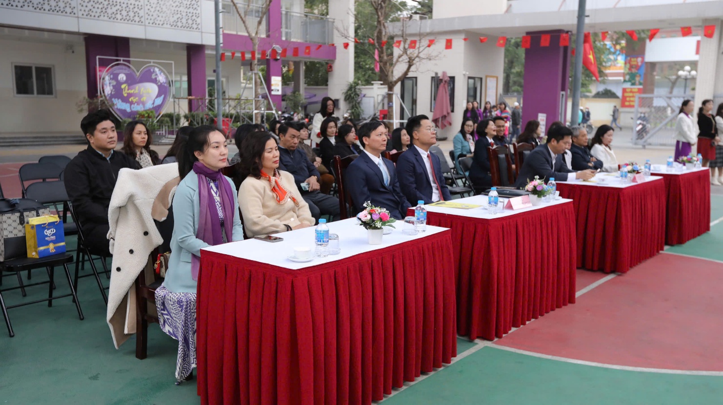 Một nhóm người ngồi vào bàn