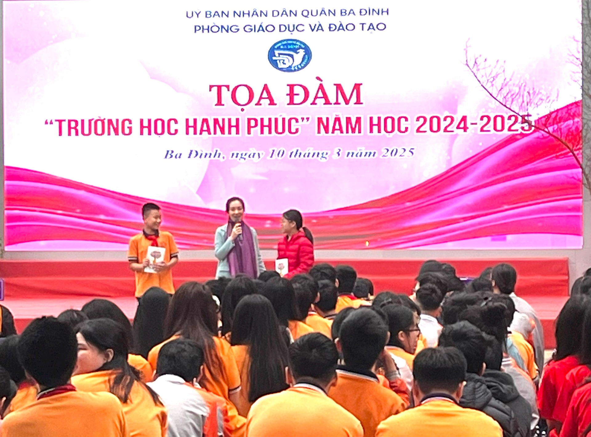 Một nhóm người đứng trên sân khấu

Nội dung do AI tạo ra có thể không chính xác.