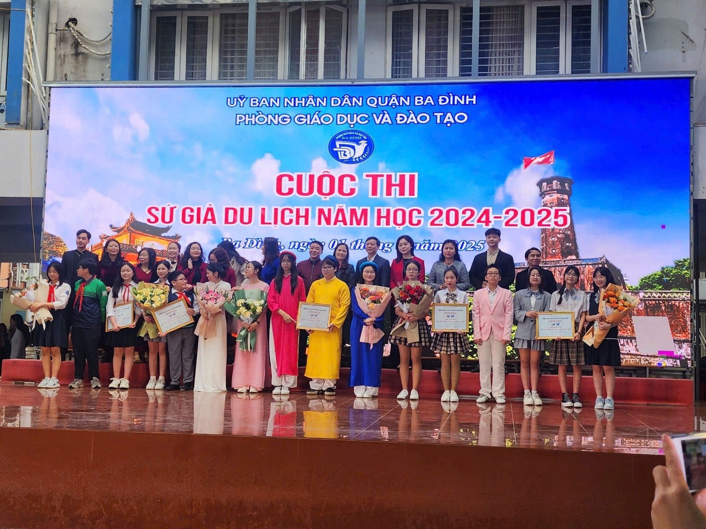 Có thể là hình ảnh về 5 người và văn bản cho biết 'UYBAN UỲ BAN NHÂN DÂN QUẬN BA ĐÌNH PHÒNG GIÁO DỤC VÀ ĐÀO TẠO c THI DG पह्श SỬ GIẢ DU LỊCH NĂM HỌC 2024-2025 Di ngo răm 025 十十 工ー限選 20 究用'