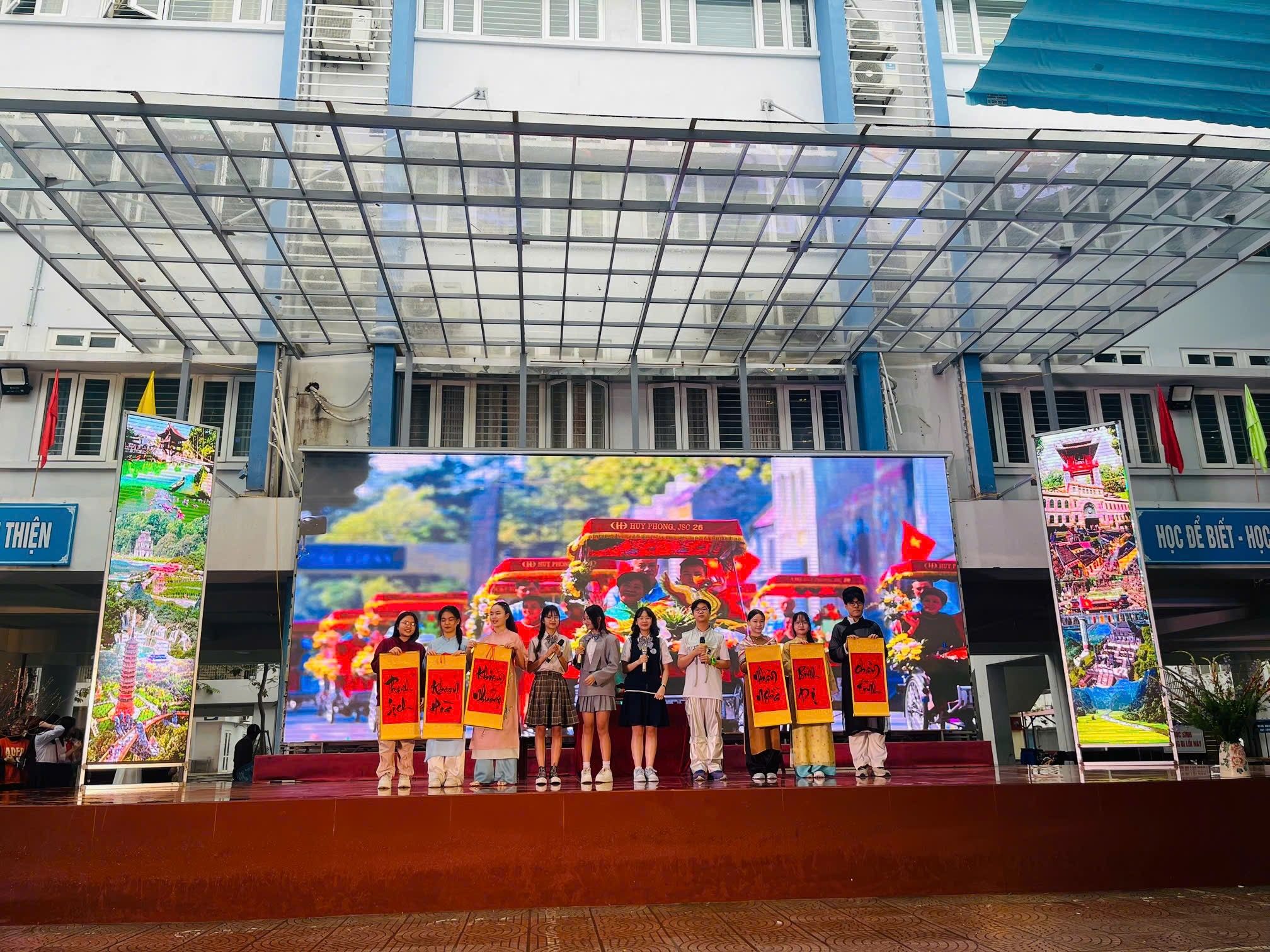 Có thể là hình ảnh về 8 người và văn bản cho biết 'THIỆN HOCDEBIET-HOP'