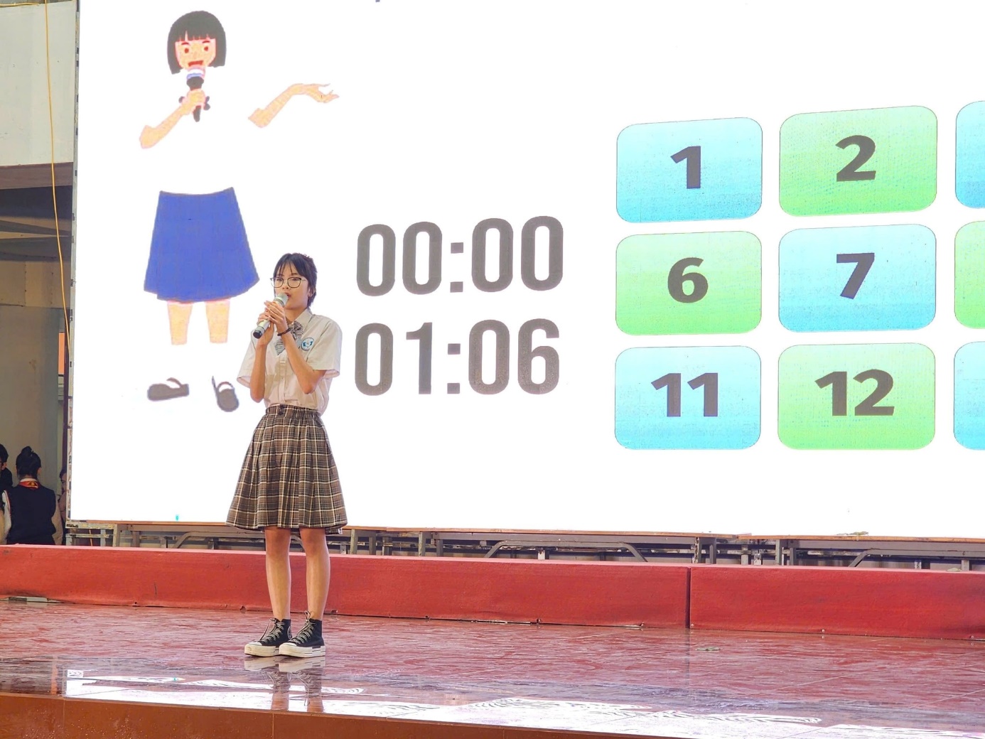 Có thể là hình ảnh về 2 người và văn bản