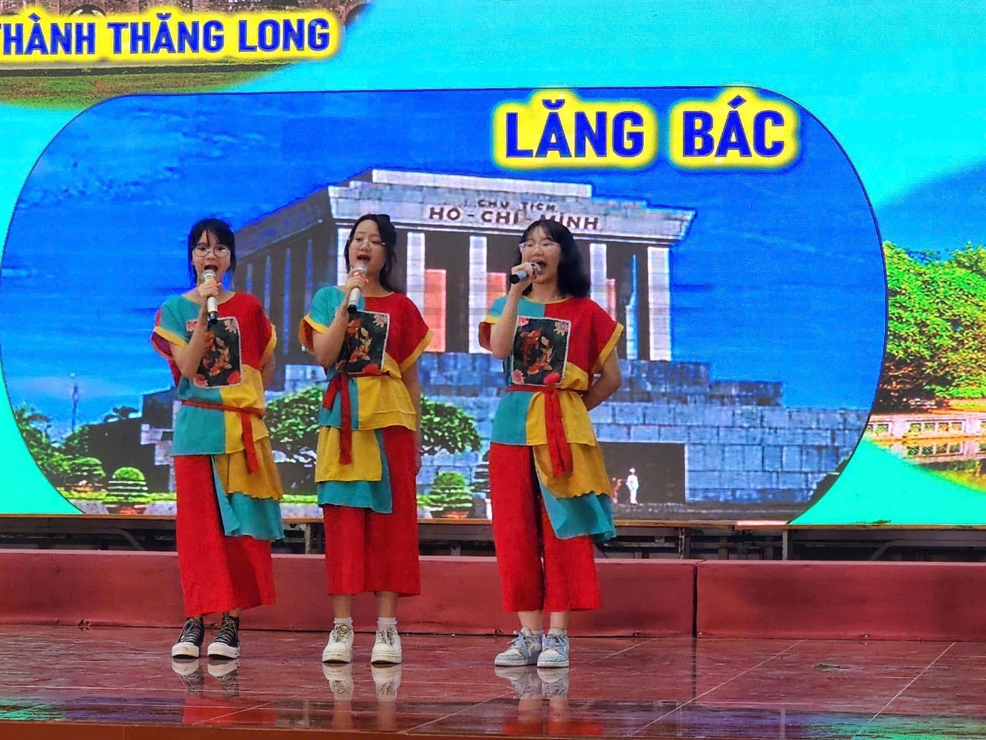 Có thể là hình ảnh về 4 người và văn bản cho biết 'HÀNH THĂNG LONG LĂNG BÁC - CHU HỒ HO-CHI CHI'