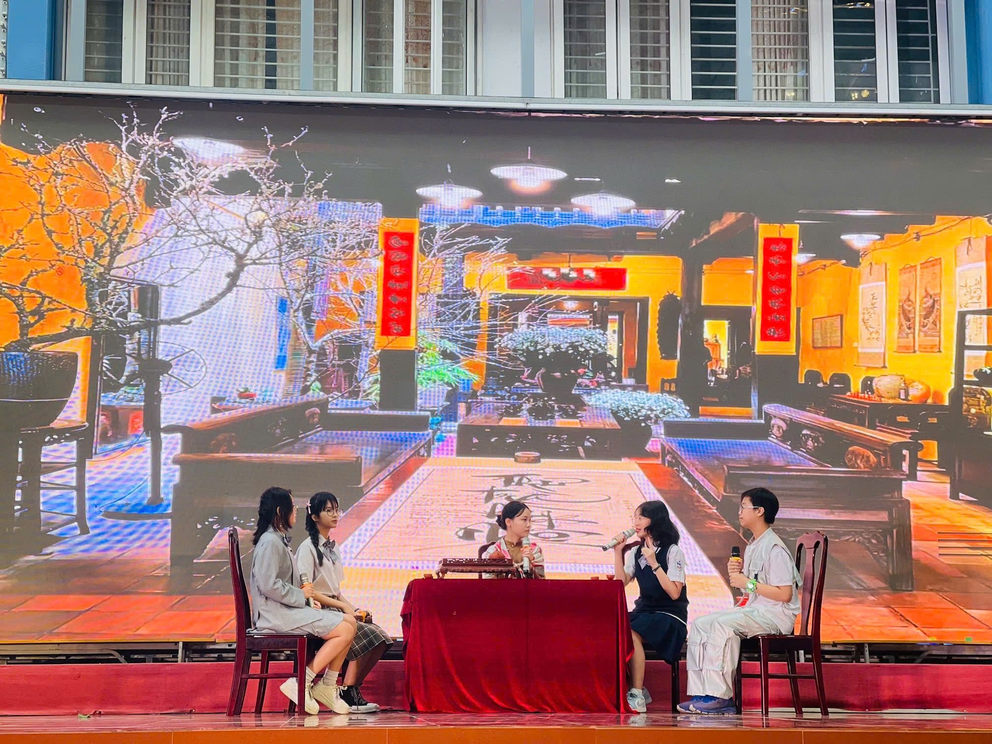 Có thể là hình ảnh về 5 người và văn bản