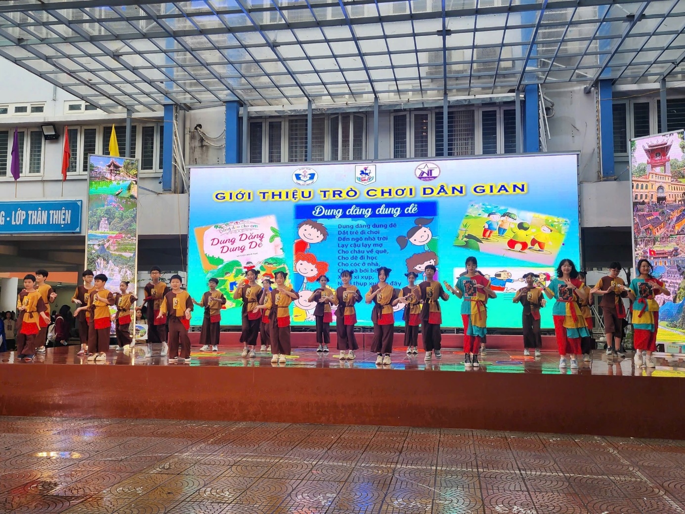 Có thể là hình ảnh về 13 người, đám đông và văn bản cho biết '-LOP THAN -LÓPTHÂNTHIỆN ΤΗΙΕΝ NT GIỚI THIỆU TRÒ CH CHƠI DAN GIAN Đung dãng dung de N.chm Dung Dàng Dung De dung LLITE caula me achauy deđi cpoa qui Choco dinot 10 IỌL MN bot'