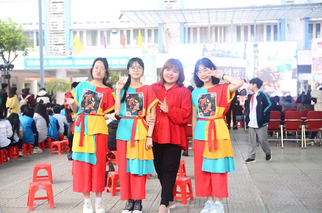Có thể là hình ảnh về 8 người và văn bản cho biết 'V ጣ bn A'