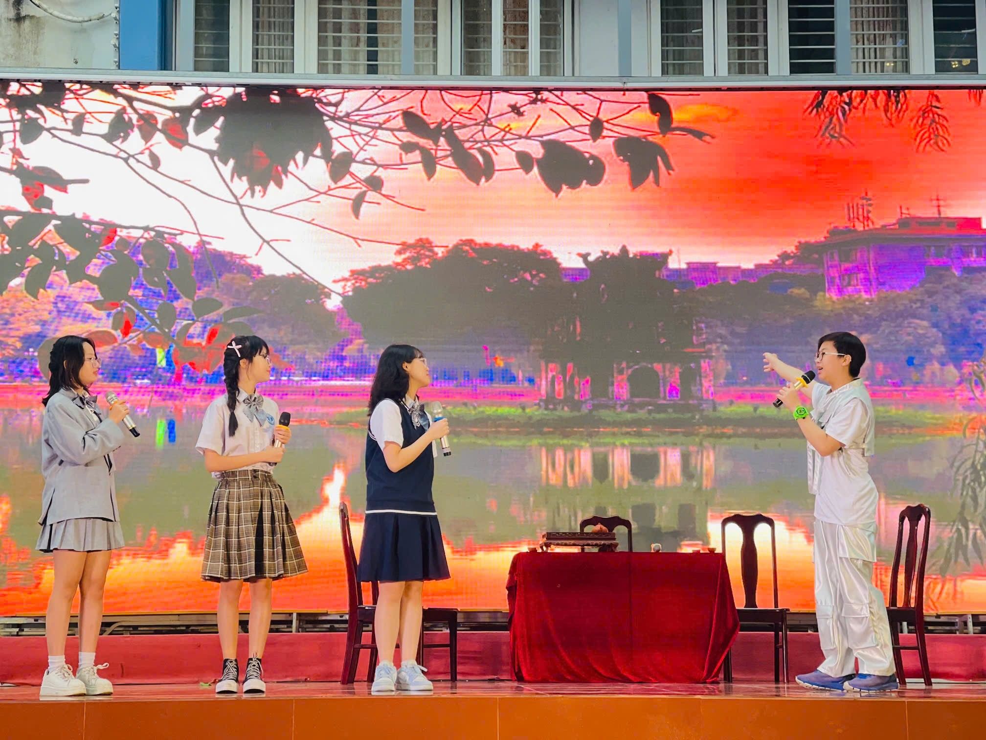 Có thể là hình ảnh về 4 người