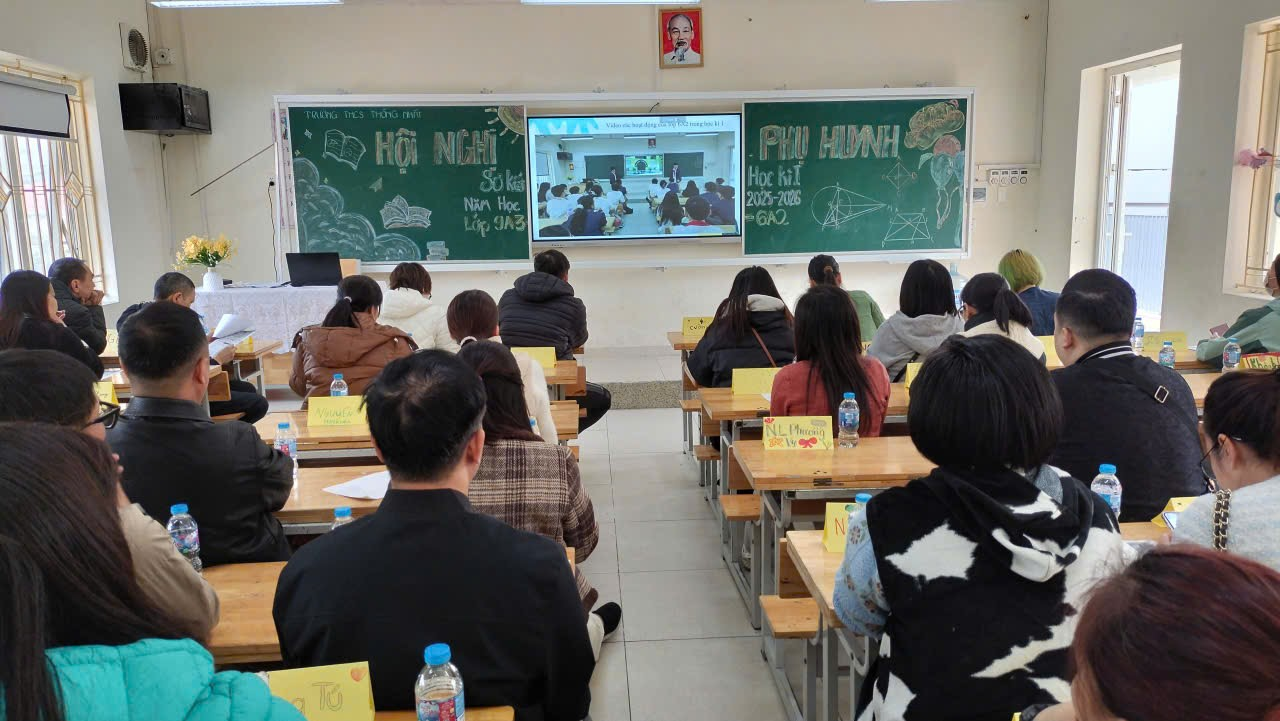 A group of people sitting in a classroom

Description automatically generated