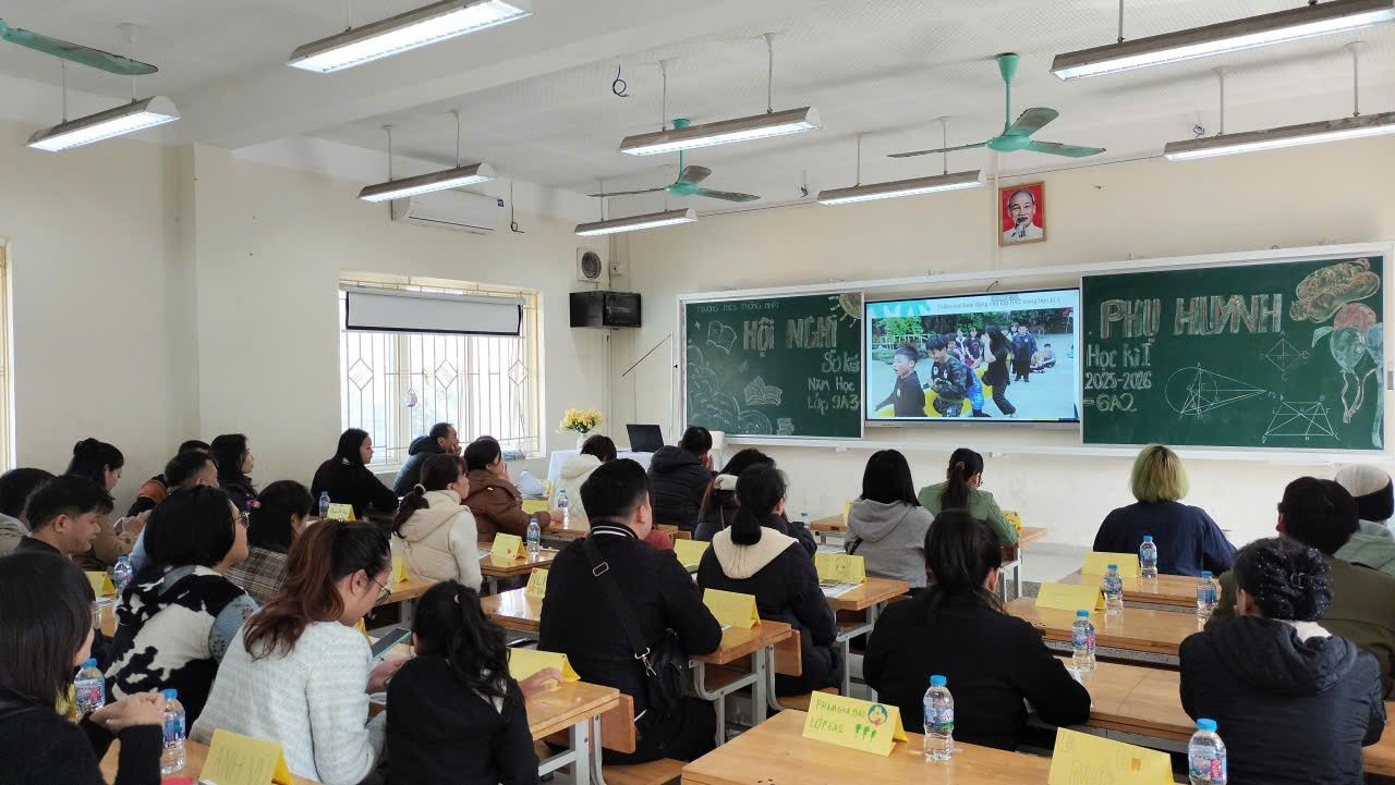 A group of people sitting at desks in a classroom

Description automatically generated