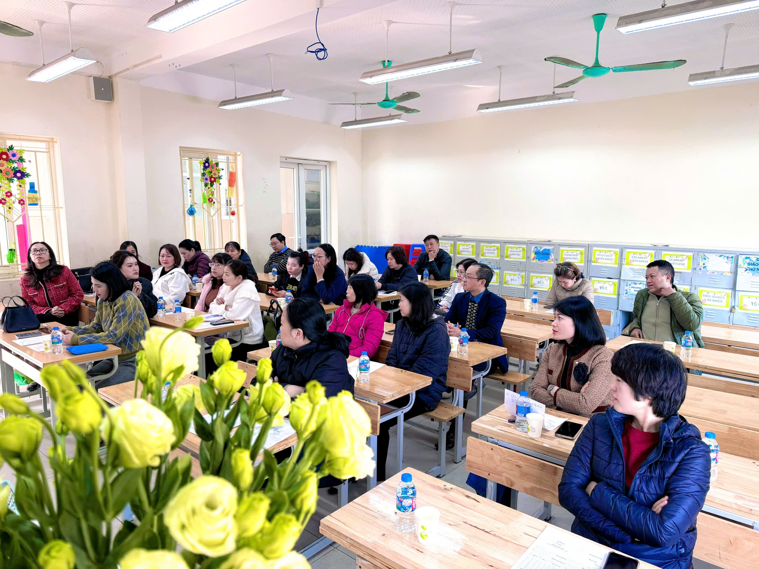 A group of people sitting in a classroom

Description automatically generated