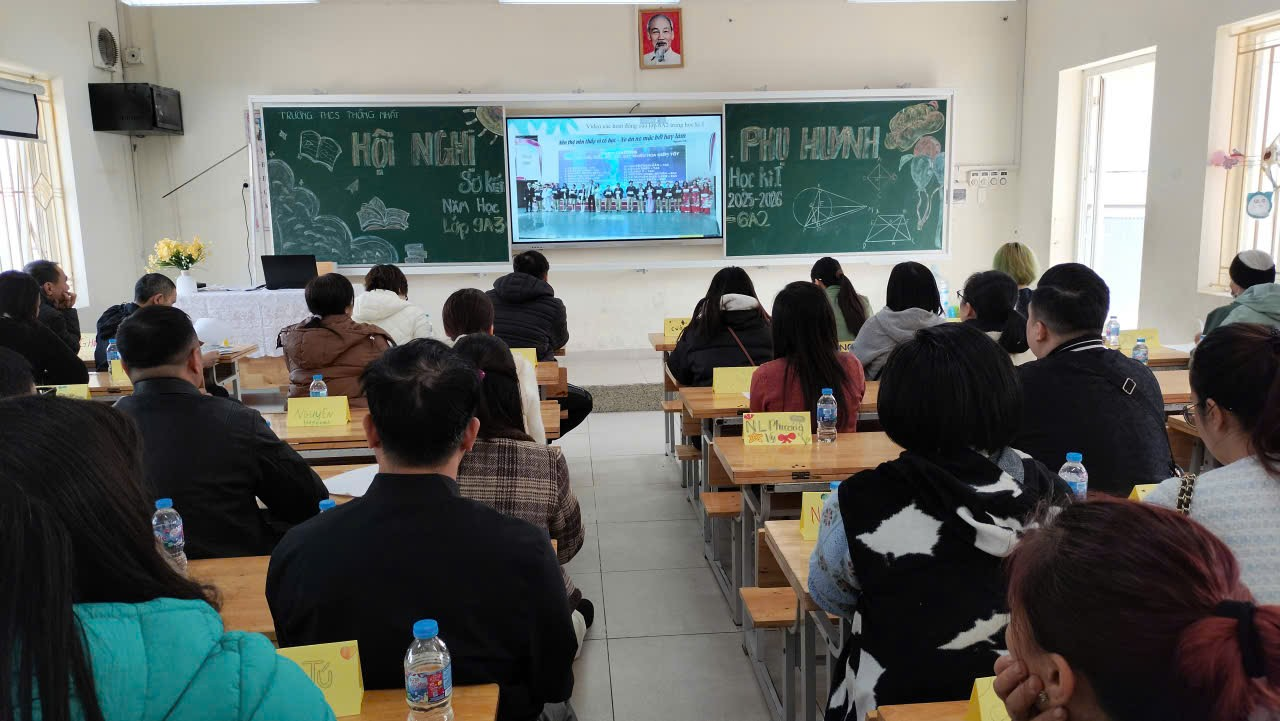 A group of people in a classroom

Description automatically generated