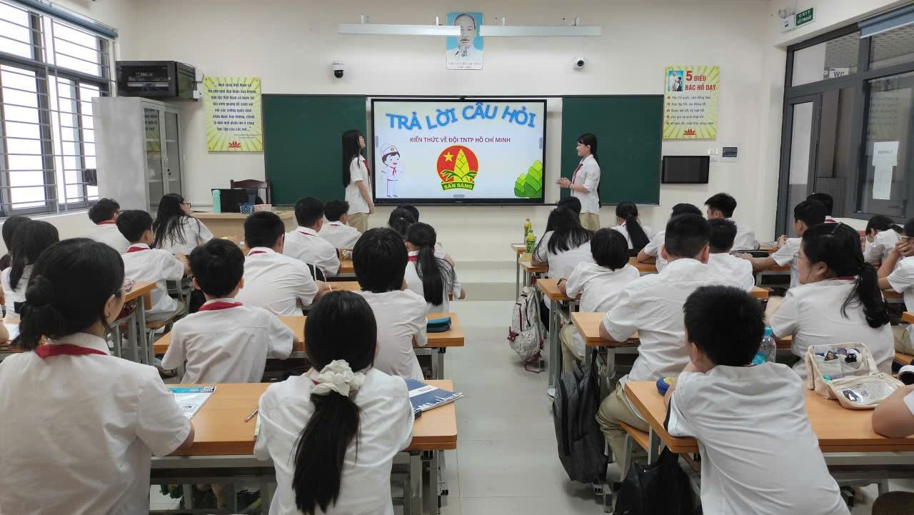 A group of students in a classroom

Description automatically generated