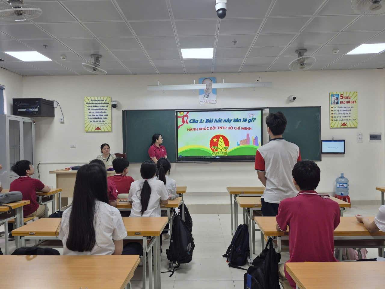A group of people in a classroom

Description automatically generated