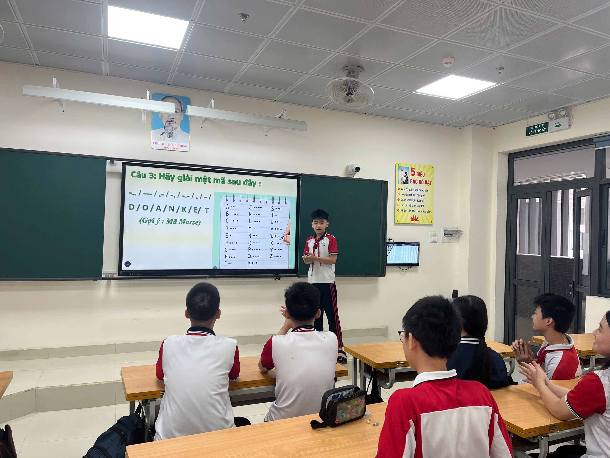 A group of students in a classroom

Description automatically generated