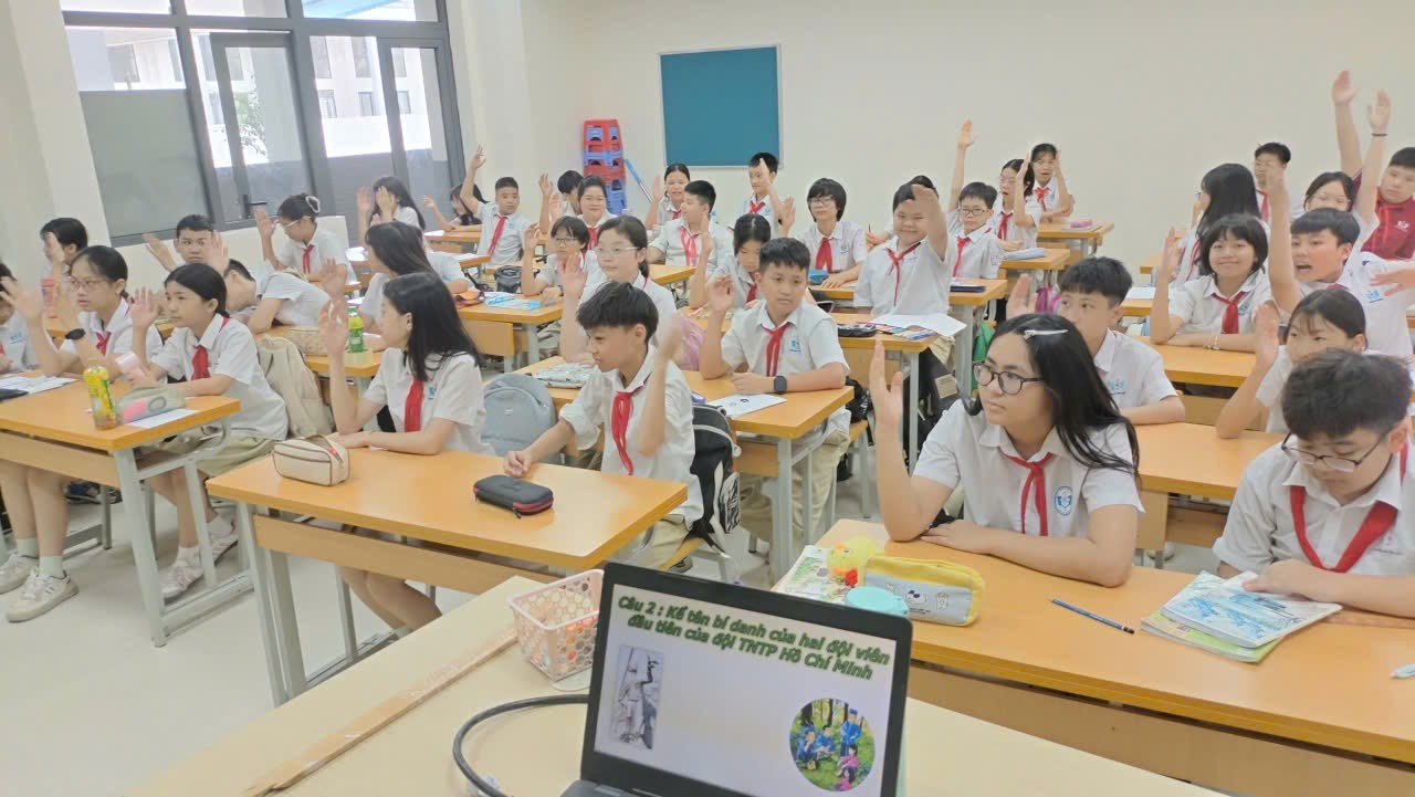 A group of students in a classroom

Description automatically generated