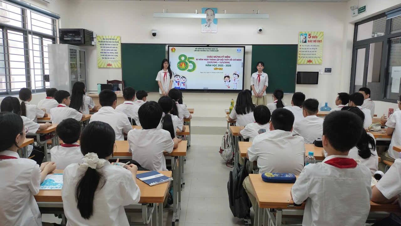 A group of students in a classroom

Description automatically generated