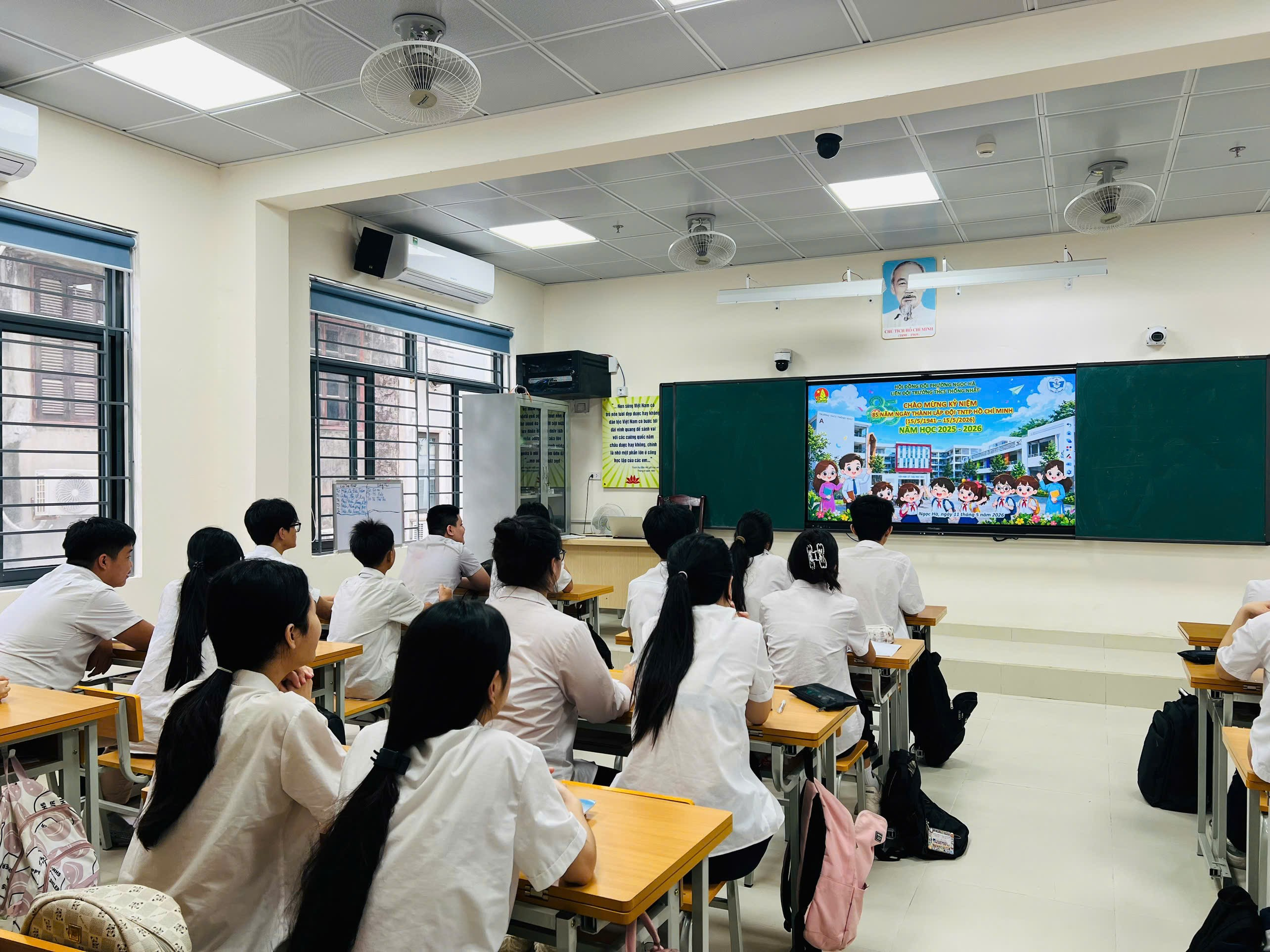 A group of students in a classroom

Description automatically generated