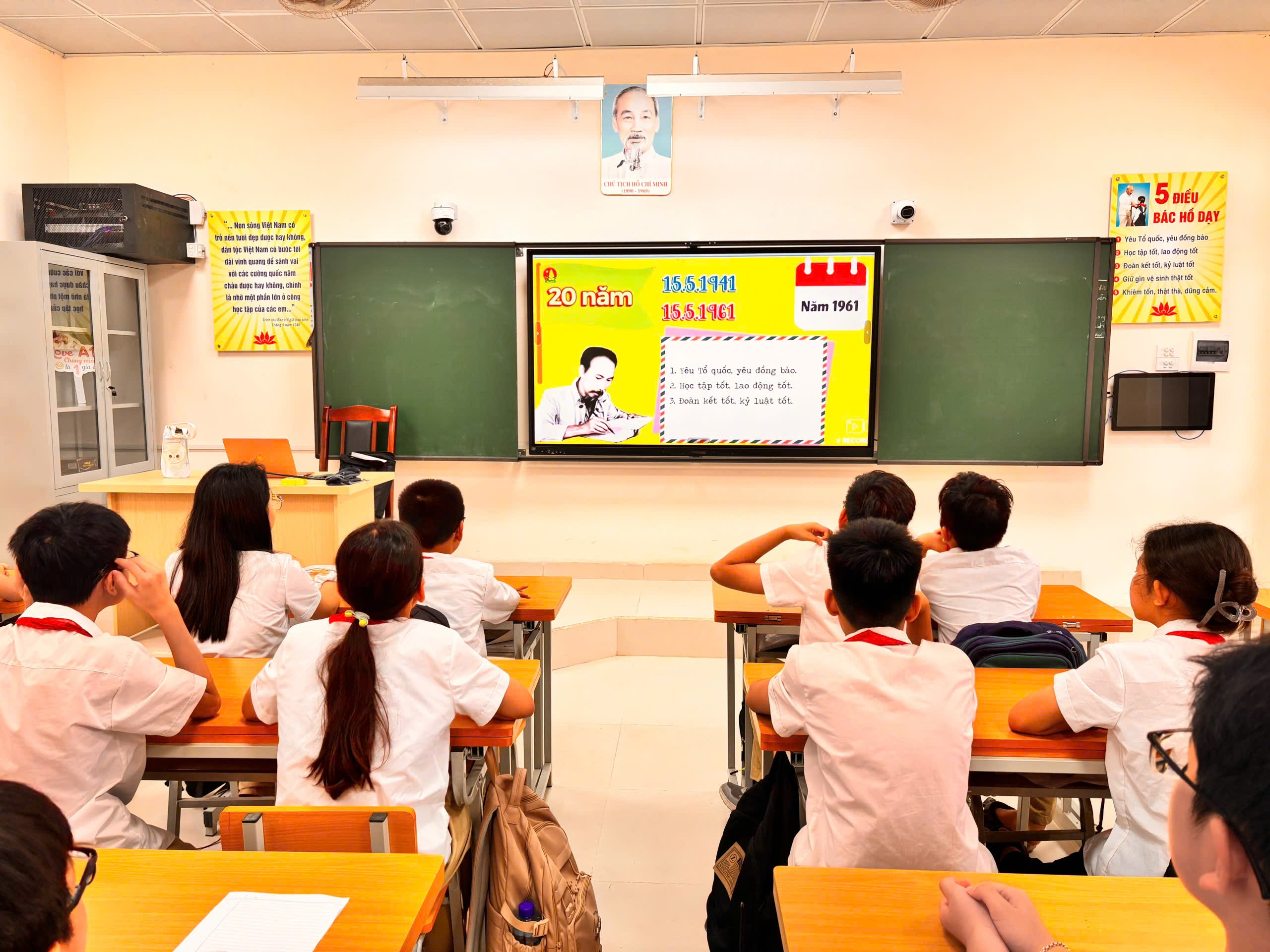 A group of students in a classroom

Description automatically generated