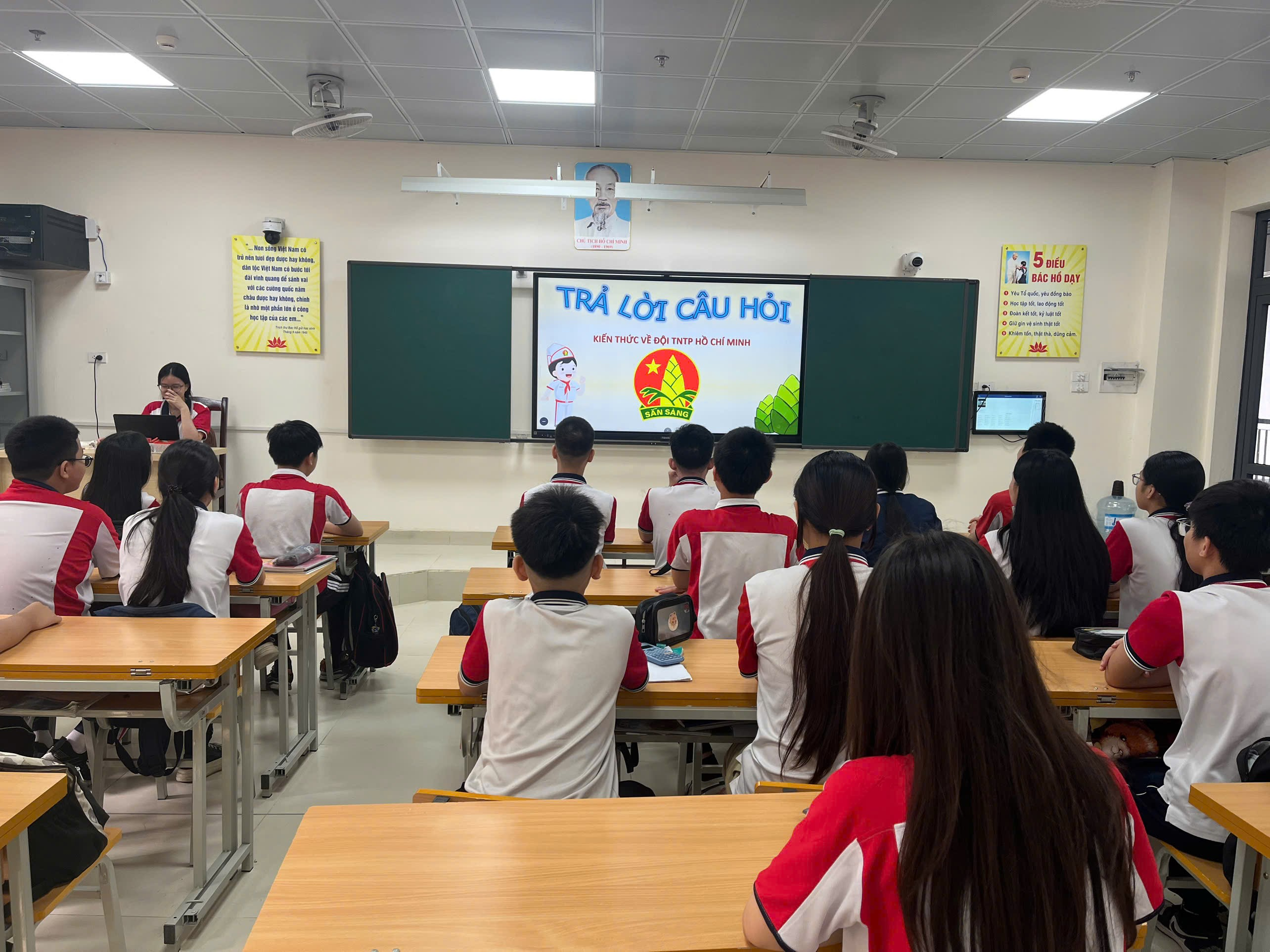 A group of people in a classroom

Description automatically generated