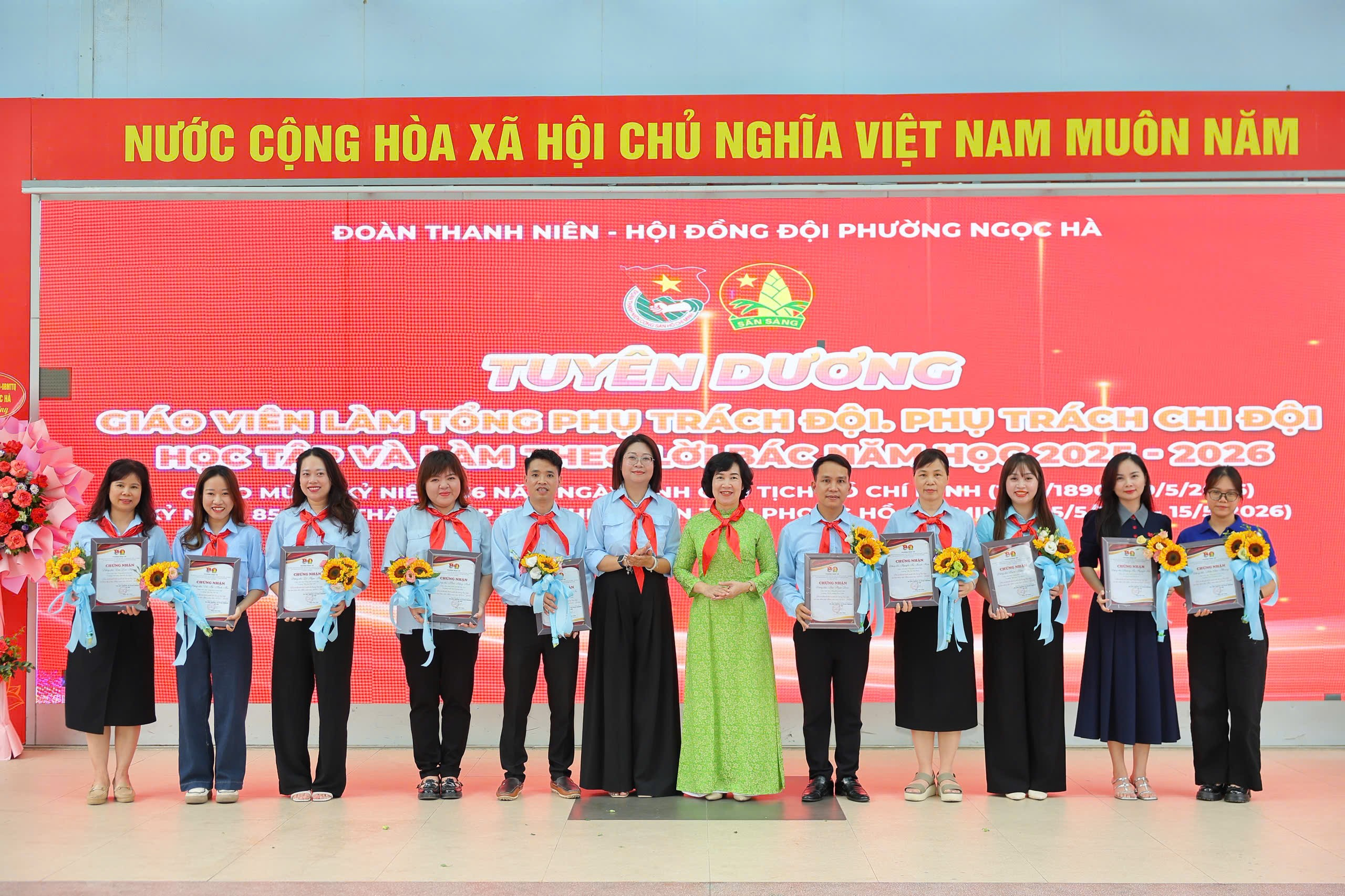 A group of people holding certificates

Description automatically generated