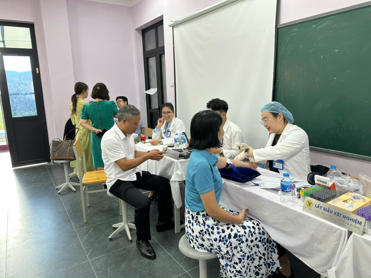 Trường THCS Thống Nhất tổ chức khám sức khỏe định kì cho cán bộ, giáo viên, nhân viên