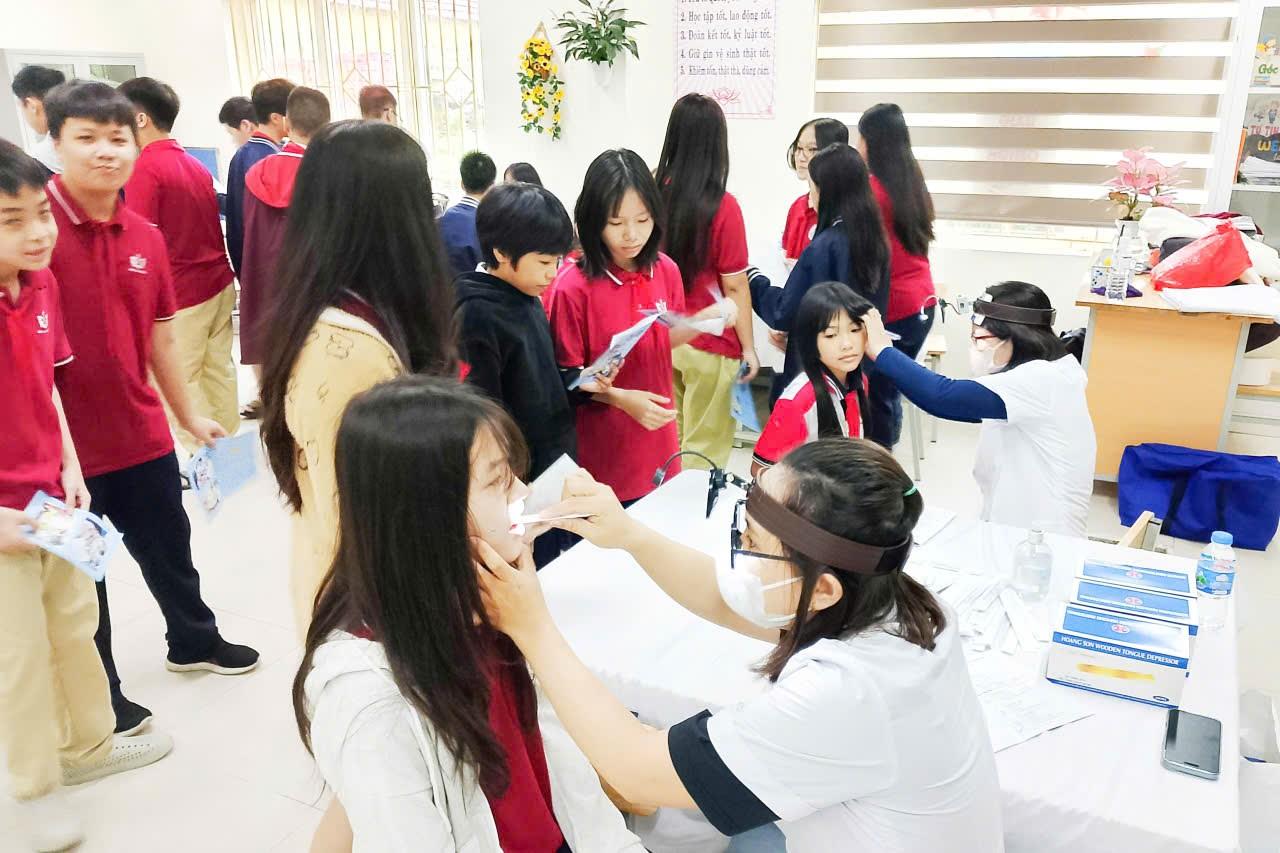 Trường THCS Thống Nhất tổ chức khám sức khỏe định kì cho học sinh