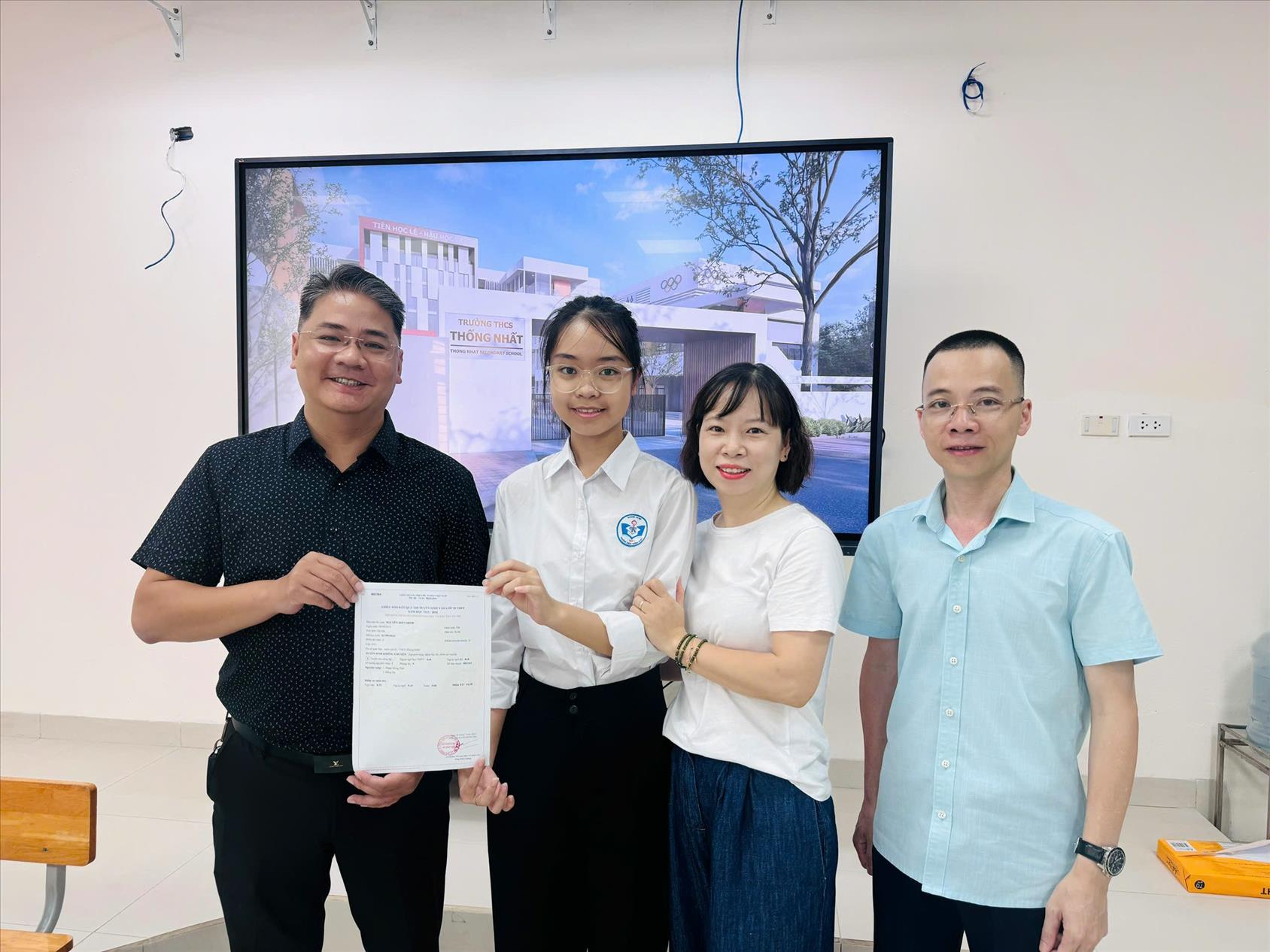 Học sinh Nguyễn Hiền Minh – Niềm tự hào của lớp 9A1 trường THCS Thống Nhất vinh dự được Ban giám hiệu nhà trường và GVCN trực tiếp trao giấy báo trúng tuyển THPT