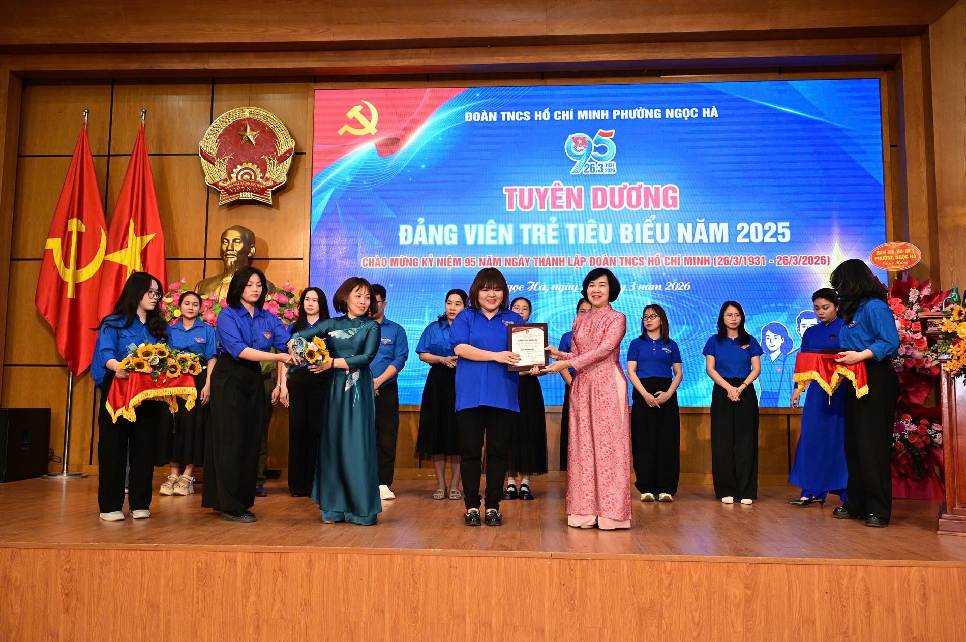 Chúc mừng cô giáo Trần Cẩm Nhung được tuyên dương “Đảng viên trẻ tiêu biểu”