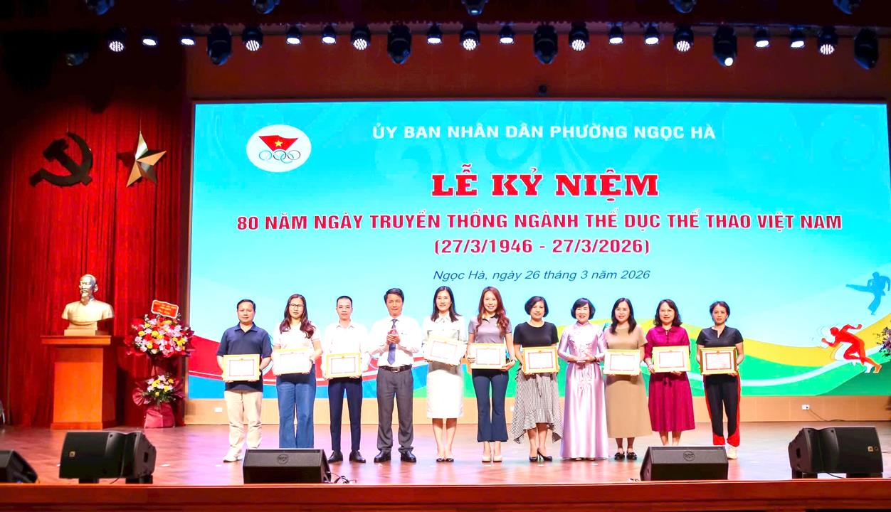 Trường THCS Thống Nhất nhận Giấy khen của Chủ tịch UBND phường Ngọc Hà vì thành tích xuất sắc trong tổ chức Đại hội Thể dục Thể thao Thủ Đô lần thứ XI