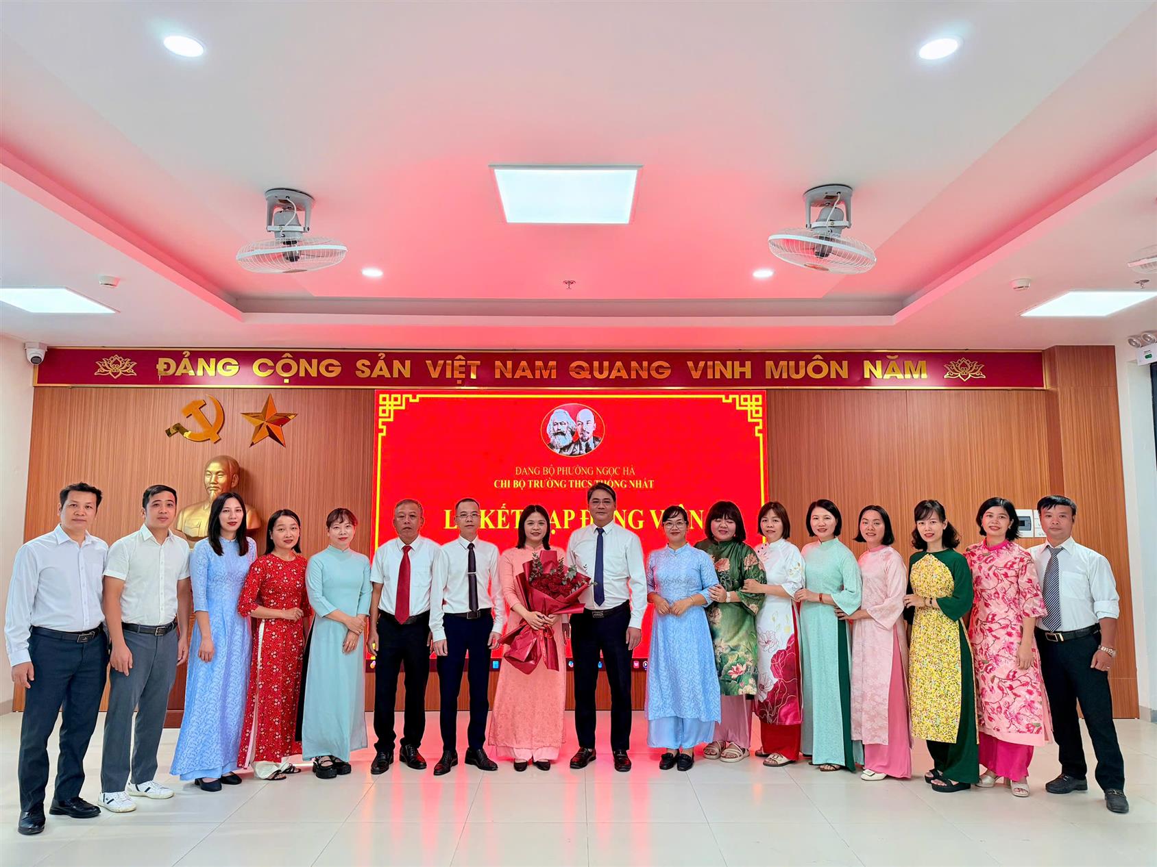 Lễ kết nạp Đảng viên mới – Dấu ấn chính trị ý nghĩa của Chi bộ Trường THCS Thống Nhất