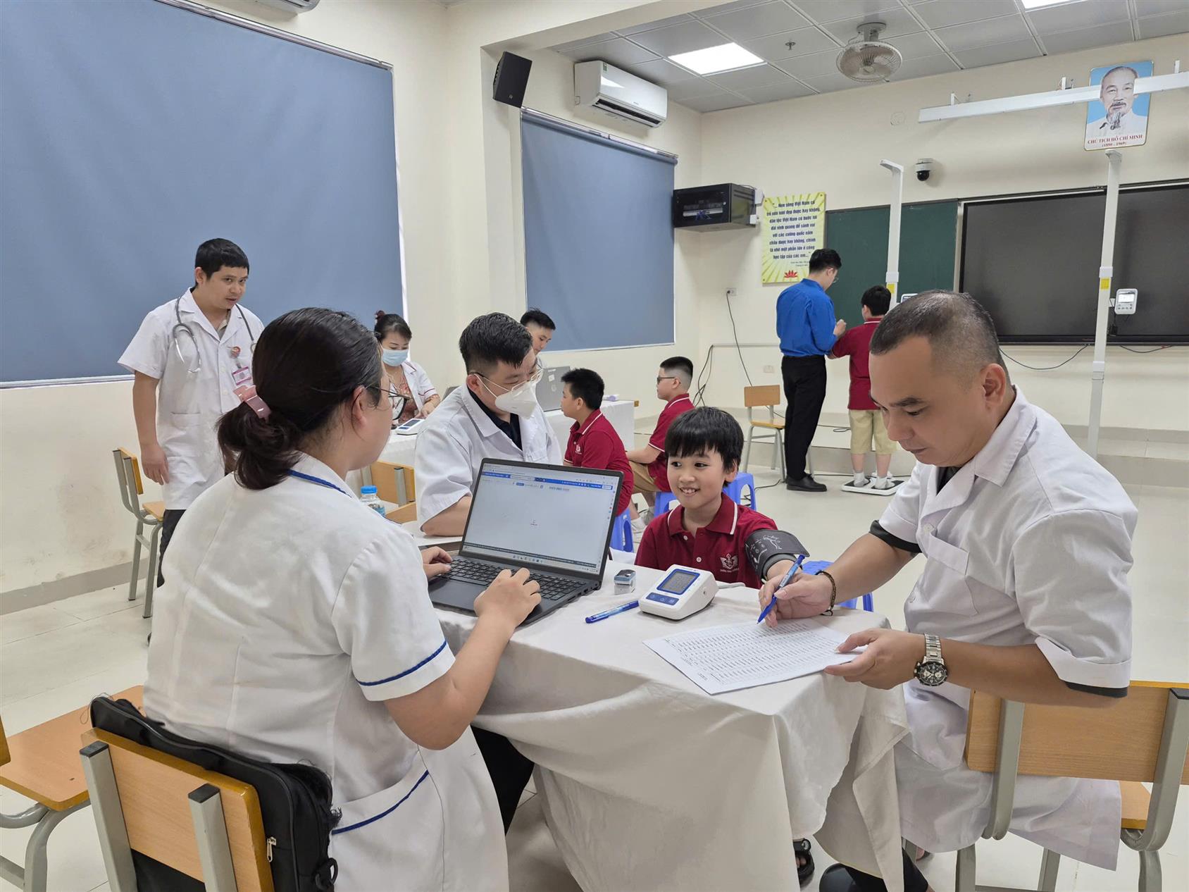 Trường THCS Ngọc Hà – Phân hiệu 2 tổ chức khám sức khỏe cho học sinh đầu năm học