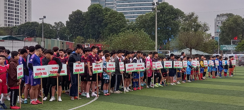 A group of people holding signs

Description automatically generated with medium confidence