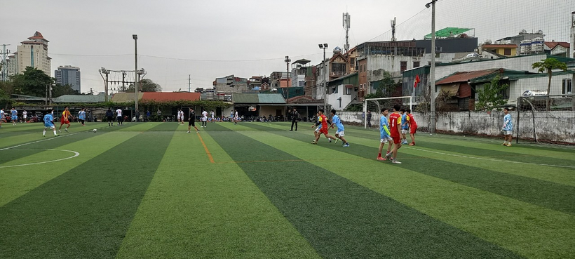 A group of people running on a field

Description automatically generated with low confidence